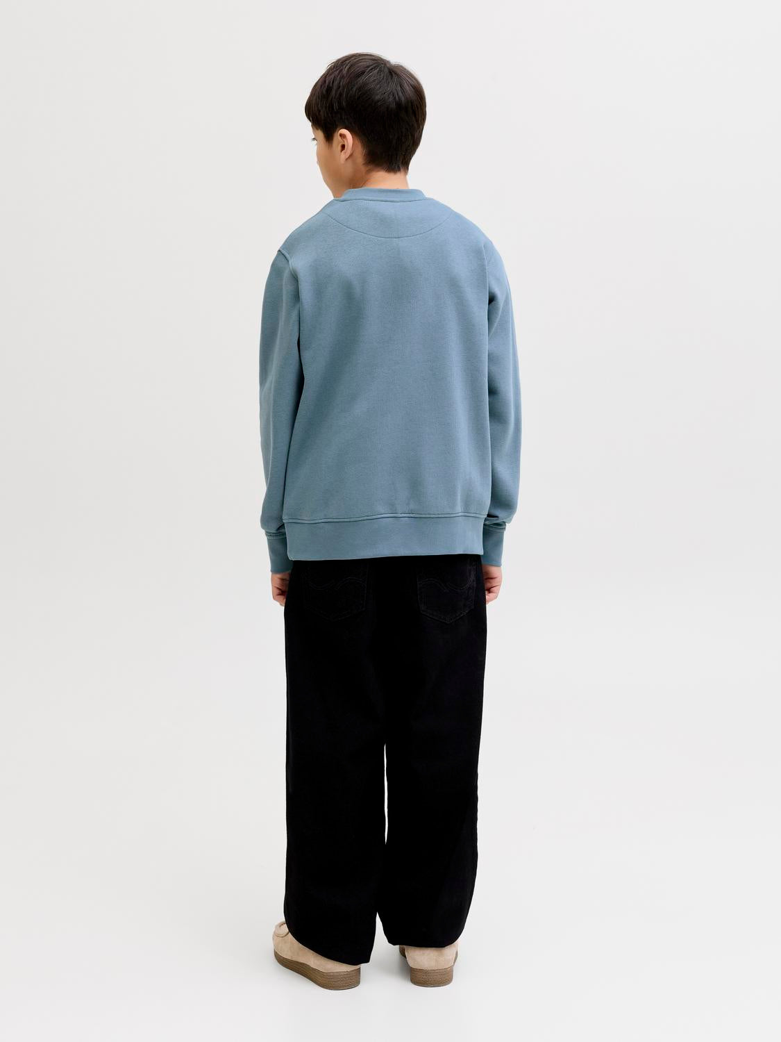model_shot-back